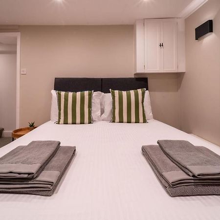 Elegant 3 Bedroom Home In The Centre Of 첼튼엄 외부 사진