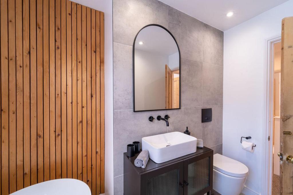 Elegant 3 Bedroom Home In The Centre Of 첼튼엄 외부 사진