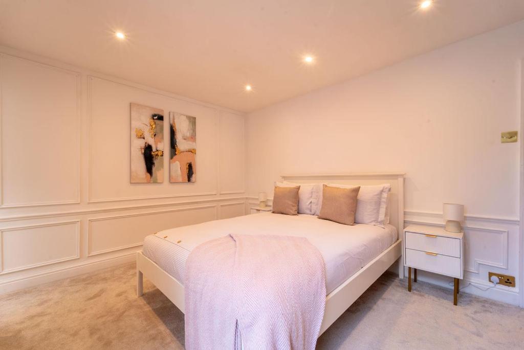 Elegant 3 Bedroom Home In The Centre Of 첼튼엄 외부 사진