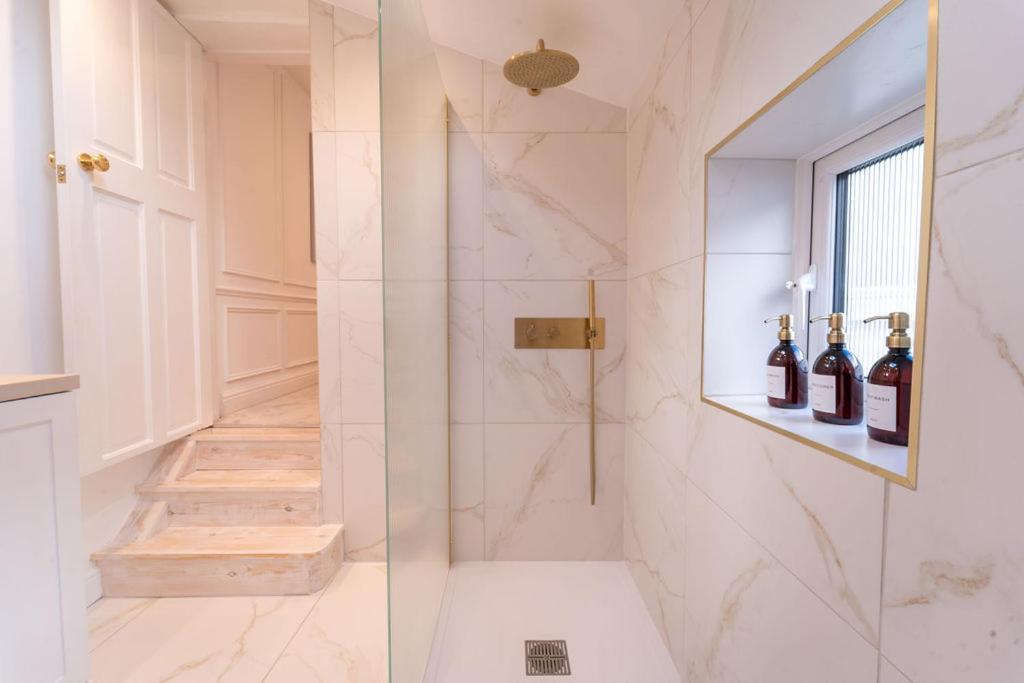 Elegant 3 Bedroom Home In The Centre Of 첼튼엄 외부 사진