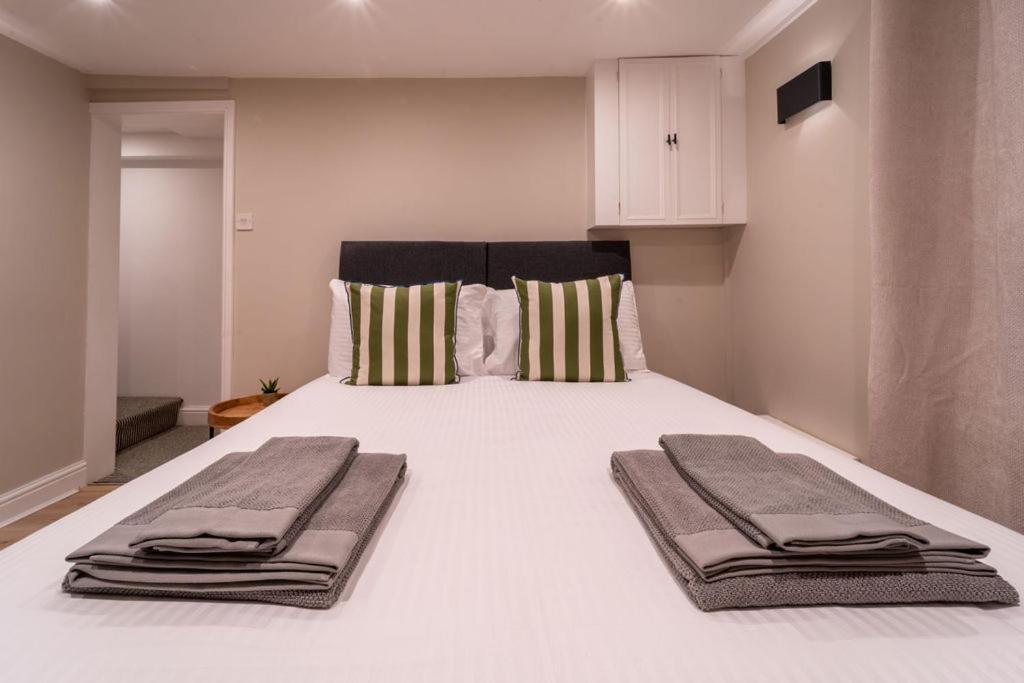 Elegant 3 Bedroom Home In The Centre Of 첼튼엄 외부 사진