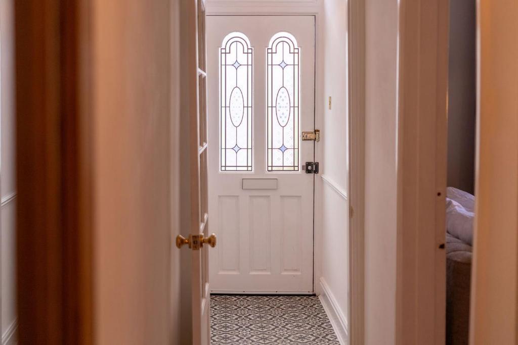 Elegant 3 Bedroom Home In The Centre Of 첼튼엄 외부 사진