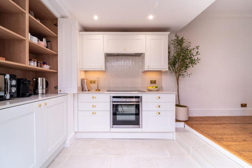 Elegant 3 Bedroom Home In The Centre Of 첼튼엄 외부 사진