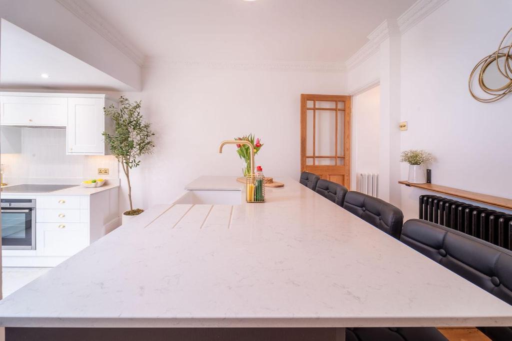 Elegant 3 Bedroom Home In The Centre Of 첼튼엄 외부 사진