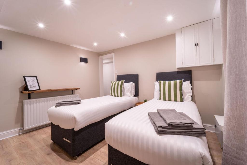 Elegant 3 Bedroom Home In The Centre Of 첼튼엄 외부 사진