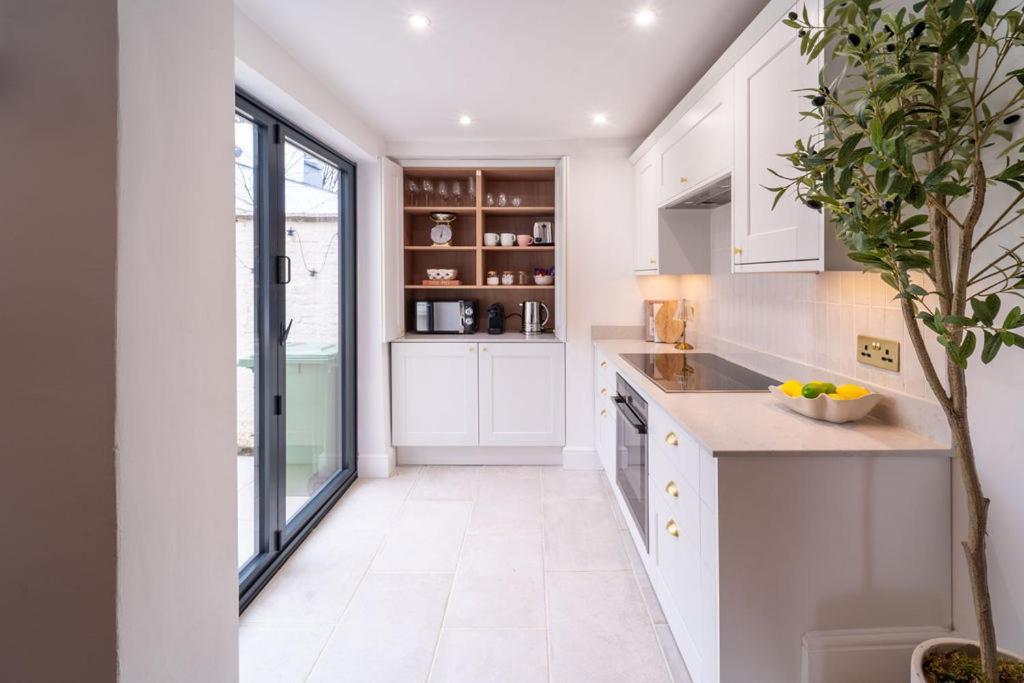 Elegant 3 Bedroom Home In The Centre Of 첼튼엄 외부 사진