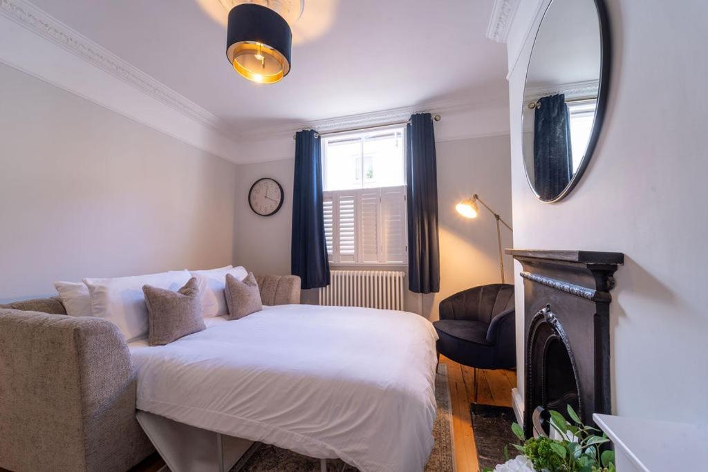 Elegant 3 Bedroom Home In The Centre Of 첼튼엄 외부 사진