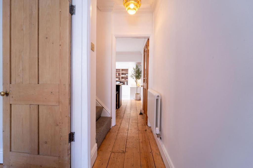 Elegant 3 Bedroom Home In The Centre Of 첼튼엄 외부 사진
