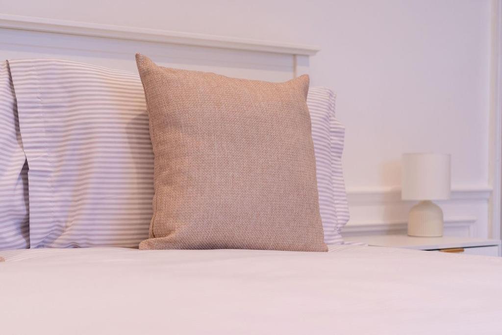Elegant 3 Bedroom Home In The Centre Of 첼튼엄 외부 사진