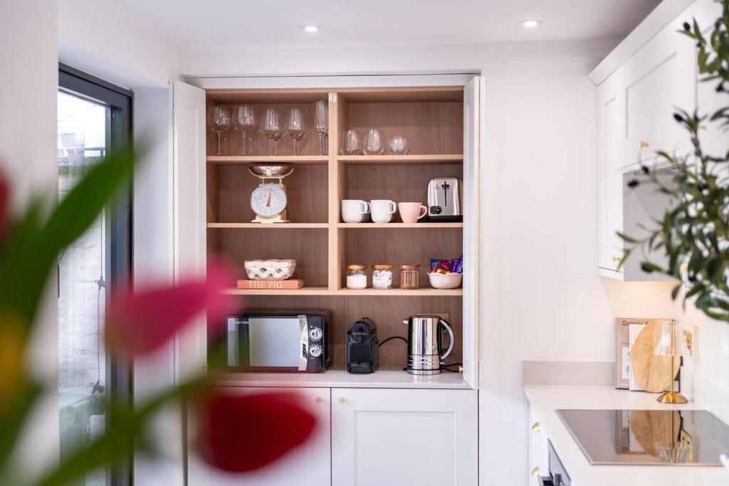Elegant 3 Bedroom Home In The Centre Of 첼튼엄 외부 사진