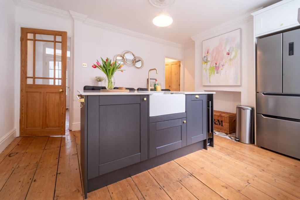 Elegant 3 Bedroom Home In The Centre Of 첼튼엄 외부 사진