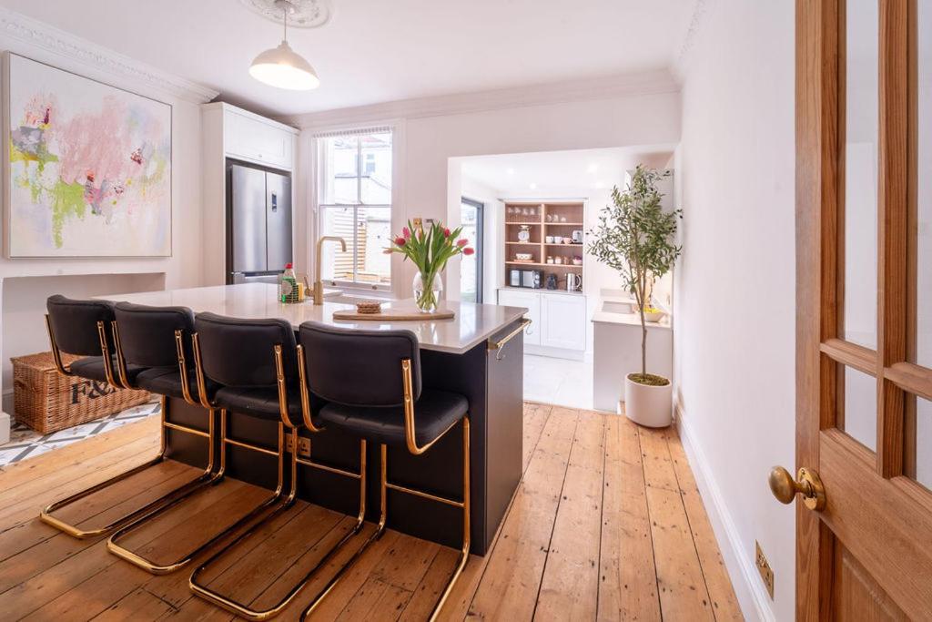 Elegant 3 Bedroom Home In The Centre Of 첼튼엄 외부 사진